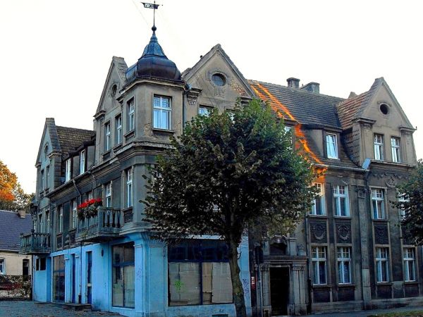 Zabytkowy budynek u zbiegu ulic Piłsudskiego i II Pułku Szwoleżerów Rokitniańskich.