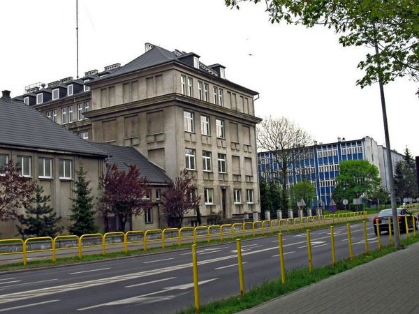 Budynki szkoły i inny na skrzyżowaniu Kościerskiej z Wicka Rogali