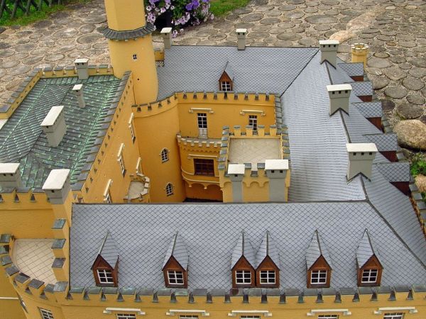 KOWARY - Park Miniatur Zabytków Dolnego Śląska - Pałac ten stanowił jedną z najokazalszych na Śląsku rezydencji romantycznych, dobrze wkomponowanych w otaczając