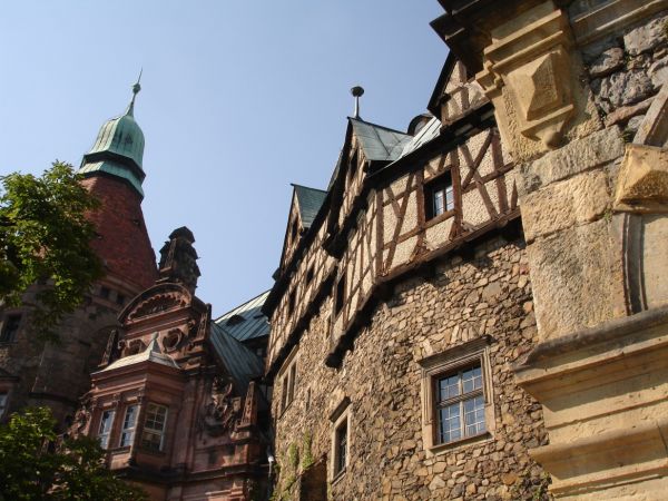Zamek Książ - wybudowany w latach 1288-1292 przez księcia świdnicko-jaworskiego Bolka I Surowego . Od 1509 r. jako zastaw, a od 1605 r. wykupiony i wlasnosc dzi