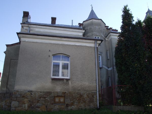 "Wikarówka" - przy kościele, tam w salce katechetycznej przez lata - lata długie naukę religii wykładał ks. Mieczysław Materniak. Należy wspomnieć, iż z dniem 1