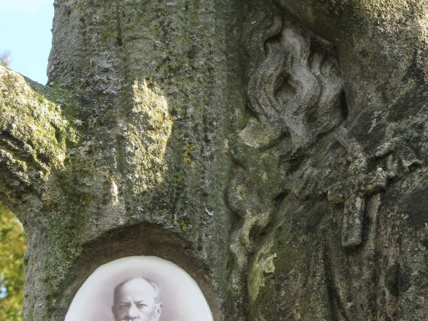 Na cmentarzu rzymsko-katolickim zwraca uwagę rzemieślniczej roboty wysoki krzyż z aniołem i Matką Boską na grobie Zygmunta Ścibor-Rylskiego - kiedyś właściciela