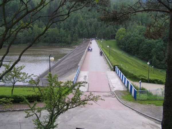 Zapora ziemna w dzielnicy Wisła Czarne