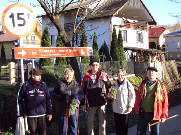 Szlak pielgrzyma - pątniczy, corocznie - 3 go maja tłumy wiernych, tą drogą,  podążają do " kościółka pod lasem" na odpust - święto NMP Królowej Polski. Wieś le
