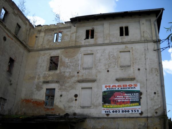 ZŁOTORYJA

Dawny młyn z portalem z datą 1786 i dwiema tablicami, oznaczającymi poziom wód podczas powodzi w 1608 i 1702 r.