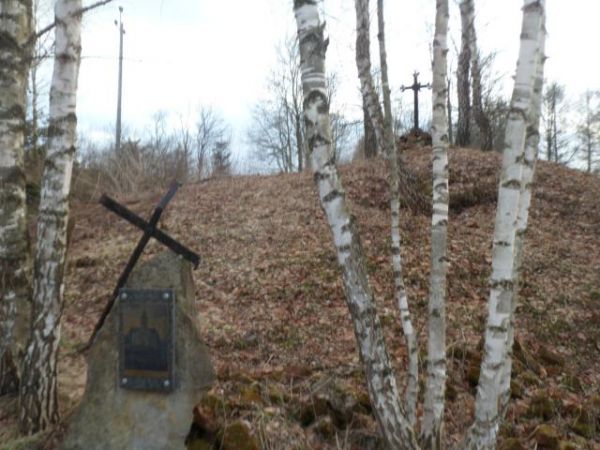 na tym wzgórzu wzniesiony był ewangelicki kościół - na wierzchowinie są czytelne resztki podmurówki, tu na płycie przedstawione zdjęcie archiwalne.