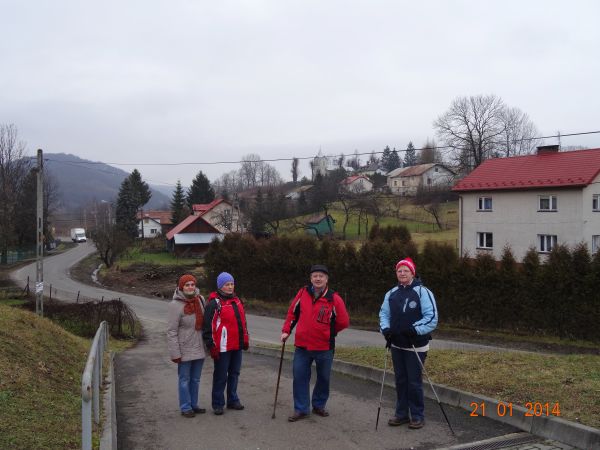 z placu przykościelnego schodzimy a pośrodku zdjęcia: na wzgórzu cerkiew widać - bryła biała a na lewo - za rzeką Sanoczek: zalesione wzgórze Horodyszcze - 480m
