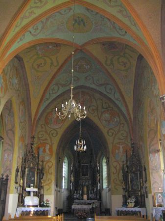 wnętrze świątyni - nawa główna i ołtarz. Po prawej obraz przedstawiający św. Walentego - posiadał moc uzdrawiania, zwłaszcza padaczki, uspokajał też chorych psy