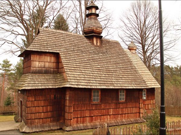 Drewniana cerkiew greckokatolicka p.w. Narodzenia NMP w Łodzinie. Zbudowana w 1743 roku. Obecnie filialny kościół rzymskokatolicki .