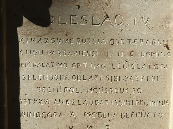 Krzyż Bolesława - inskrypcja na cokole pomnika, pomnik wystawiony w 1838 roku przez Wincentego Krasińskiego dla upamiętnienia śmierci Bolesława IV, księcia mazo