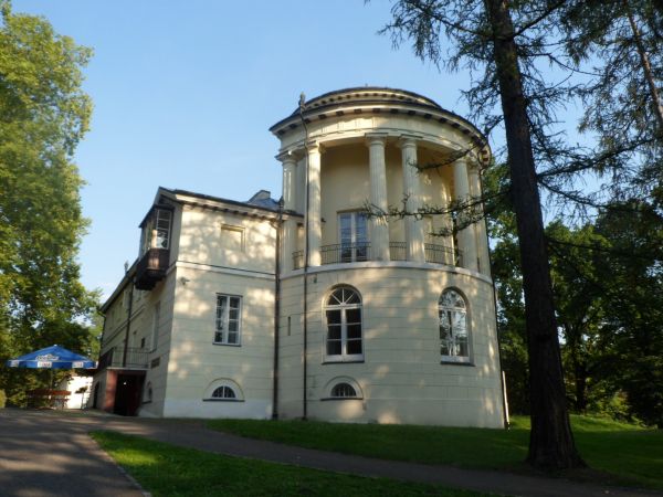 pałac Dzieduszyckich - w korpus częściowo wtopiona rotunda, w niej na parterze urządzona sala balowa, gdzie odbywały się spotkania towarzyskie pani Morskiej - b