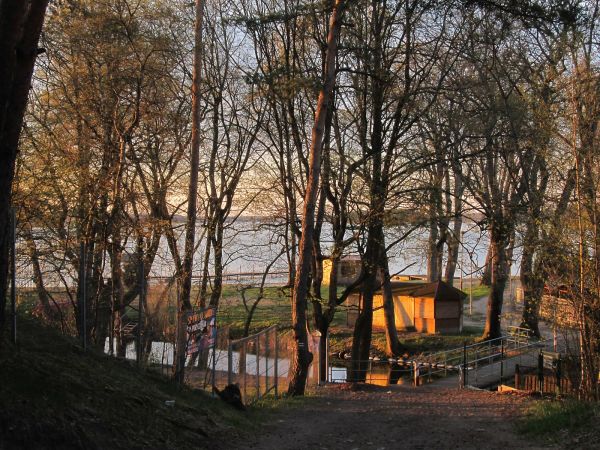 Widok na jezioro Wdzydze i kanał rzeki Wdy spod Zielonego Sklepu