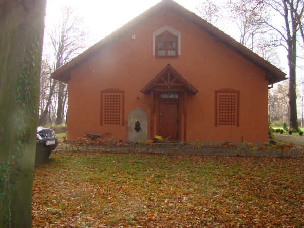przed budynkiem dawnego folwarku - "w Chmurówkach" , obiekt z parkiem od kilkunastu lat stanowi własność prywatną i przy nadzorze ze strony Woj.Kons. Zabytków j