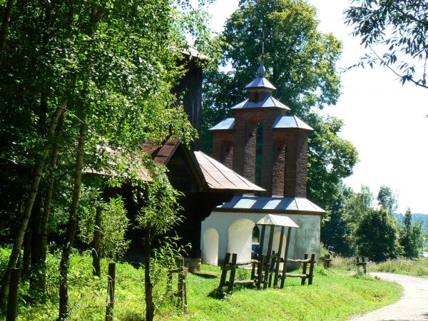 Dzwonnica parawanowa obok cerkwi.