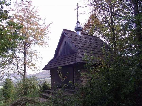 kapliczka śródleśna domkowa - mszalna, krzyż i kopułka wieży odnowiona,  przy starej drodze : szlaku / trasie z Górzanki przez Tyskową do Łopienki na Przełęczy