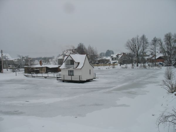 Warzęgowo zimą- domek na wodzie.