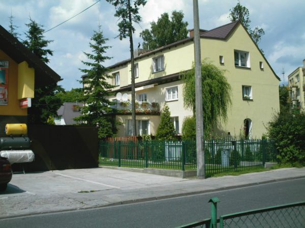 Dom na rogu ul. Józefa Montwiłł-Mireckiego i ul. Legionów Polskich.
W tym domu mieszkał Mieczysław Michalski dyrektor Państwowej Szkoły Muzycznej I stopnia w o