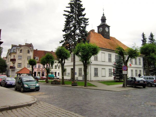Reszel-Rynek Starego Miasta,widok na klasyczny Ratusz z XIX w.2012-06-28