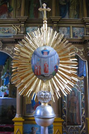 monstrancja - na uposażeniu świątyni, wiek i pochodzenie większości paramentów liturgicznych - często nie opisane, trudne do skatalogowania.