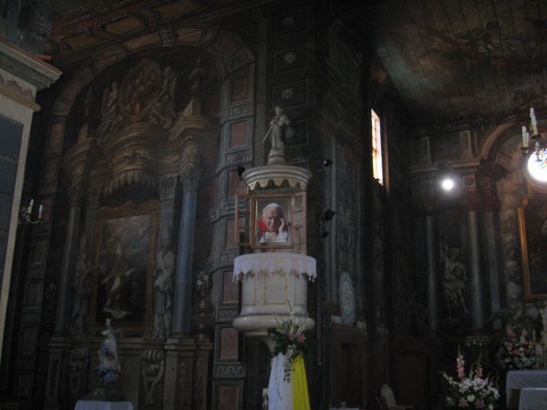 Ambona na dolew lewo od ambony figura Matki Boskej wcześnie w tym miejscu stała figura św. Antoniego zakupiona przez Ojca autora w 1927r w Częstochowie