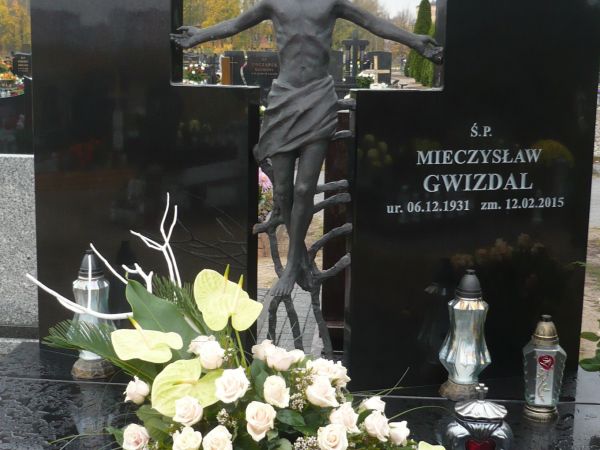 To  inny  temat  jeszcze  jest  listopad  na cm.przy  ul.B.Limanowskiego  w  nowej  części  nie  dawno  ustawiono  ciekawy  piękny  i  wymowny  w  treści  pomni