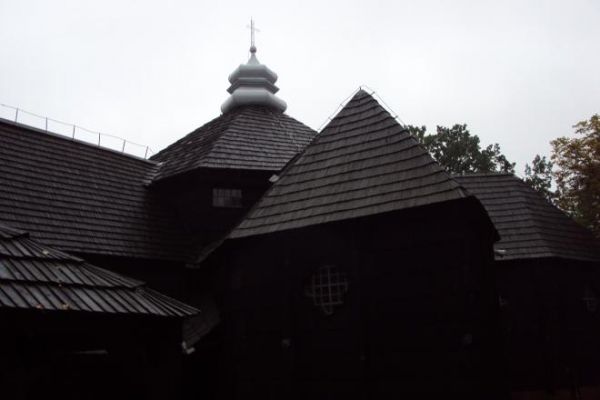 kościół drewniany zabytkowy - odpustowy pw. św. Anny, o pięknej bryle kwiatu róży - w każdym płatku osobna kaplica, centrum róży tworzy regularny sześciobok zaś