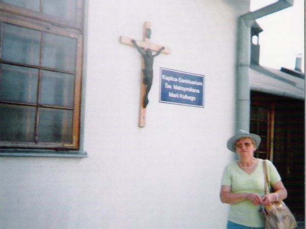 na zdjęciu: przed Kaplicą - Sanktuarium Św. Maksymiliana Marii Kolbego.