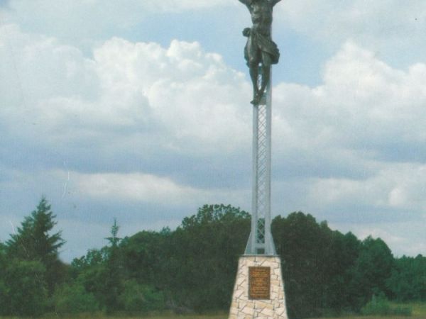 Krzyż na skrzyżowaniu dróg wsi wchodzących w skład Parafii wzniesiony na 400lecie.