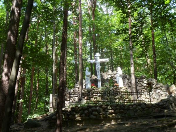 w bezpośrednim sąsiedztwie bazyliki i klasztoru znajduje się kalwaria - tu na dróżkach przy jednej ze stacji.