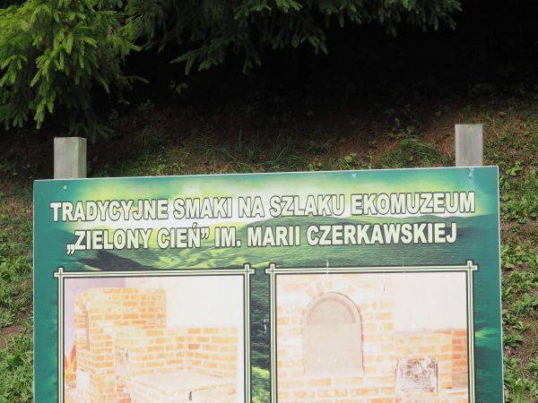 plansza przy Szlaku "Zielony Cień" - warto i należy poznać dzieje i dorobek twórczy Marii Czerkawskiej - była poetką, nowelistką, autorką książek dla dzieci,  p