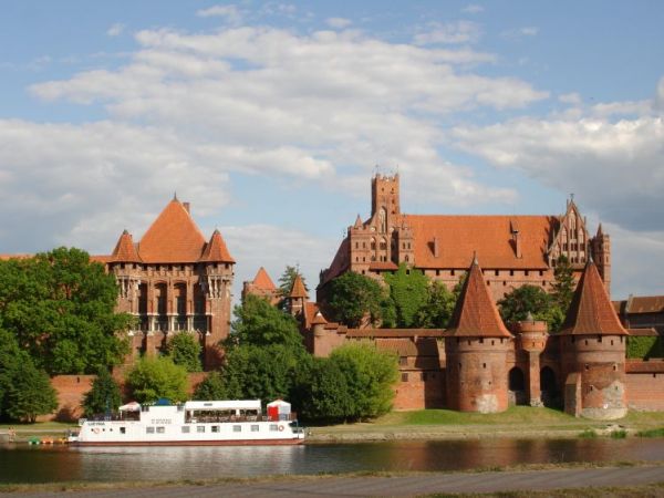 Zamek krzyżacki  - trzyczęściowa twierdza obronna w stylu gotyckim o kubaturze ponad 250 000 m3. Od 14 września 1309 do 1457 zamek w Malborku był siedzibą wielk