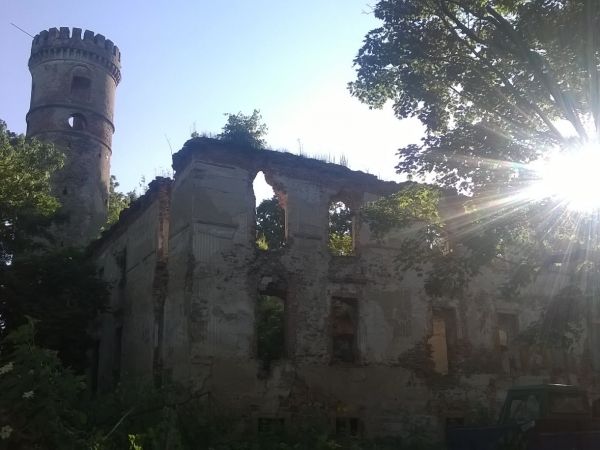 Ruiny pałacu w Rudnicy. Wybudowany w 1626 r. jako renesansowa rezydencja. Po ok. 60 latach użytkowania przebudowany w stylu barokowym, kolejny raz w 1718 r. Zni