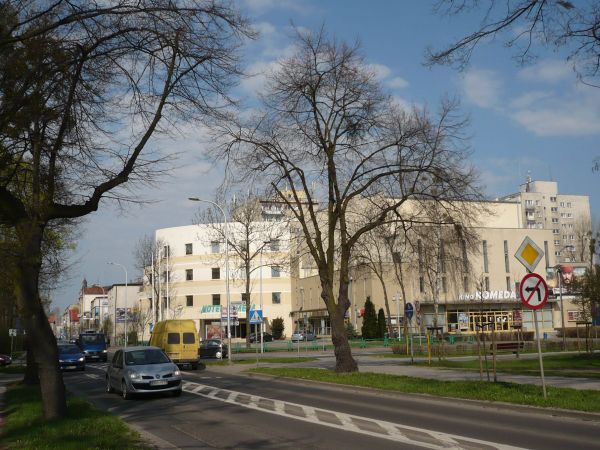 Ulica Ks. J.Kompały i al. Powstańców wlkp na zdjęciu Kino Komeda i hotel Komeda w dali ul. F.Chopina.
