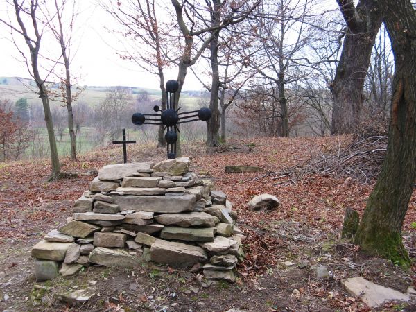 prace na cmentarzu wyznawców obrządku - religii grecko-katolickiej wykonali wolontariusze Stowarzyszenia "Dziedzictwo Mniejszości Karpackich" z Zagórza.