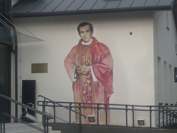 Na ścianie centrum Edukacji  Młodzieży  portret  bł.ks.Jerzego  Popiełuszki