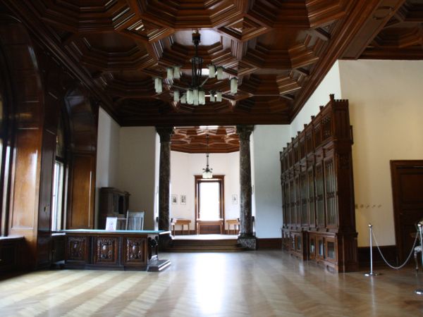 zamkowe wnętrza - tu zrekonstruowana biblioteka.