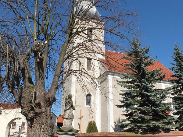 Widok na kościół z figurą Jana Nepomucena na pierwszym planie