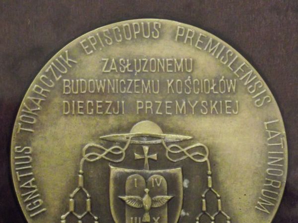 w Muzeum Ab-pa Ignacego Tokarczuka - otwartym w szkole 14 VI 2013r. tj. pół roku po Jego śmierci. Tam też odzież kapłańska, książki, okulary, przybory do pisani