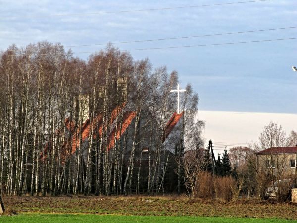 Tylna ściana miejscowego kościoła. Widok z ulicy Wiśniowej.
