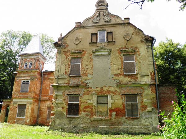 Stary park i dworek szlachecki. Nie zamieszkały i zaniedbany . Na szczęście władze Gminy zabezpieczyły budowlę nowymi dachami i rynnami oraz dobrym zabezpieczen