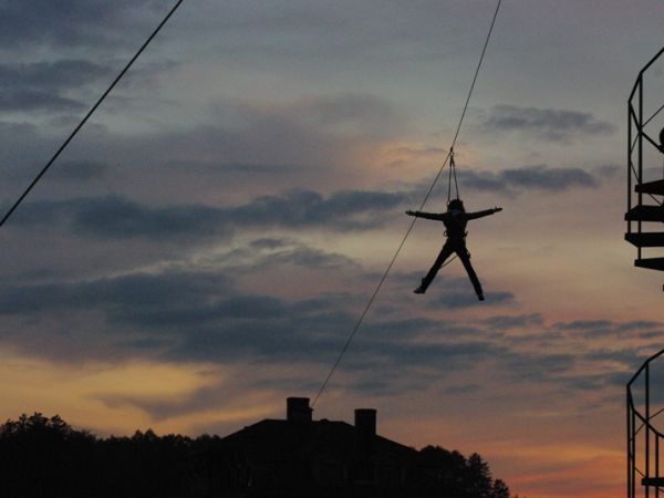 Zjazd tyrolski nocą podczas integracyjnej imprezy firmowej w Krężnicy Jarej