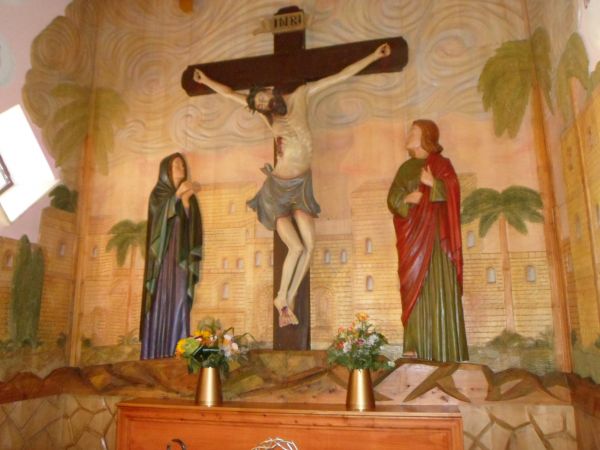 zabytkowy i kultowy krzyż z XIV wieku przeniesiony z zabytkowego Kościoła na tle panoramy Jerozolimy i postacie św. Jana i Matki Bożej - obok krzyża.