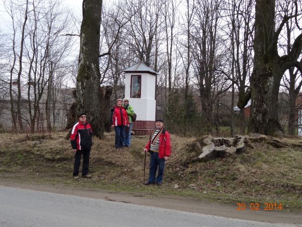 na zdjęciu  przed / obok: kapliczka przydrożna, zabytkowa zapewne, do zwyczaju należało sadzenie drzew przy krzyżach, kapliczkach oraz figurach - a te tu, na zd