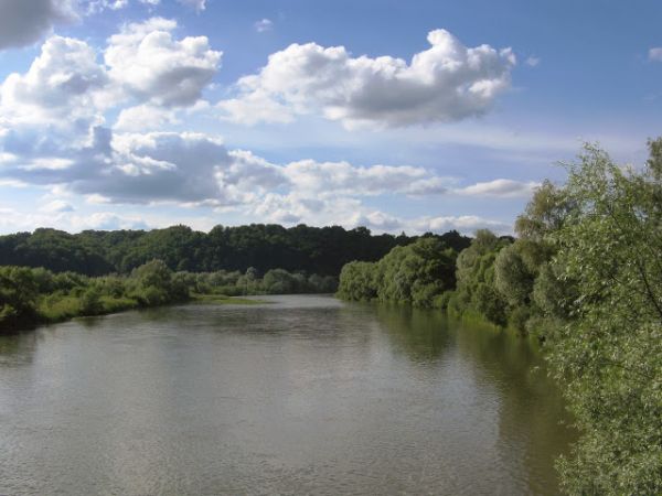 rzeka San - widok z mostu, po prawej biegnie Szlak Rowerowy Nadsańskich  Umocnień - tzw. "Linia Mołotowa" - polecam zdjęcia i opisy galerii m. Sanok, Załuż. Dla