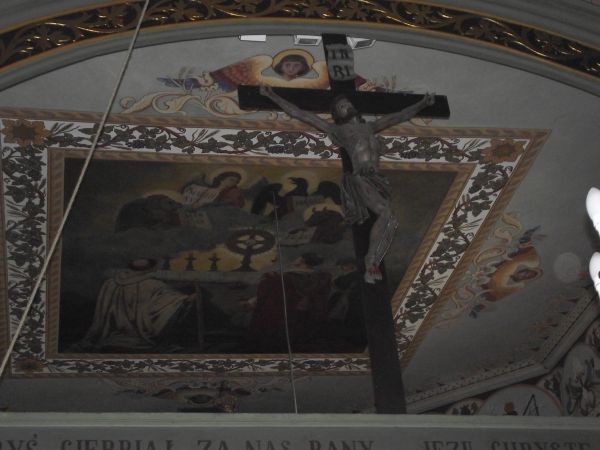 wewnątrz świątyni : stropy płaskie, ściana tęczowa zamknięta łukiem półkoliistym z belką tęczową, na której barokowy krucyfiks.