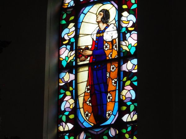 witraż - po prawej - w prezbiterium kościoła.