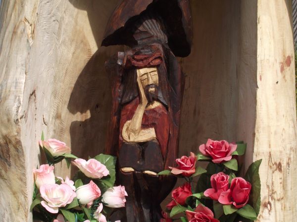 rzeźba przedstawiająca Chrystusa Frasobliwego - będąca ubogaceniem kapliczki - przed wejściem na skansen / do zagrody p. Tomka Kędry.