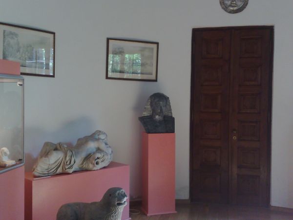 We wnętrzu Świątyni Diany.