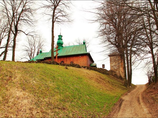 Cerkiew greckokatolicka p.w. Soboru Bogarodzicy w Hłomczy , zbudowana w 1859 r. Obok cerkwi wzniesiono w tym samym czasie dzwonnicę murowaną, w której wiszą trz
