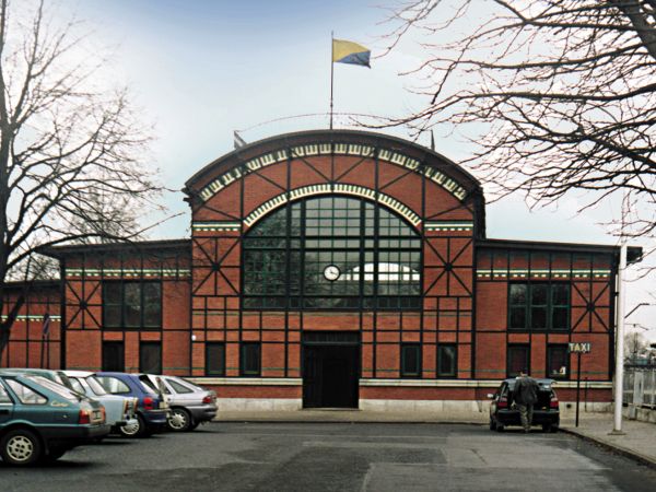 Zabytkowy dworzec w Chebziu, dziś podupadły